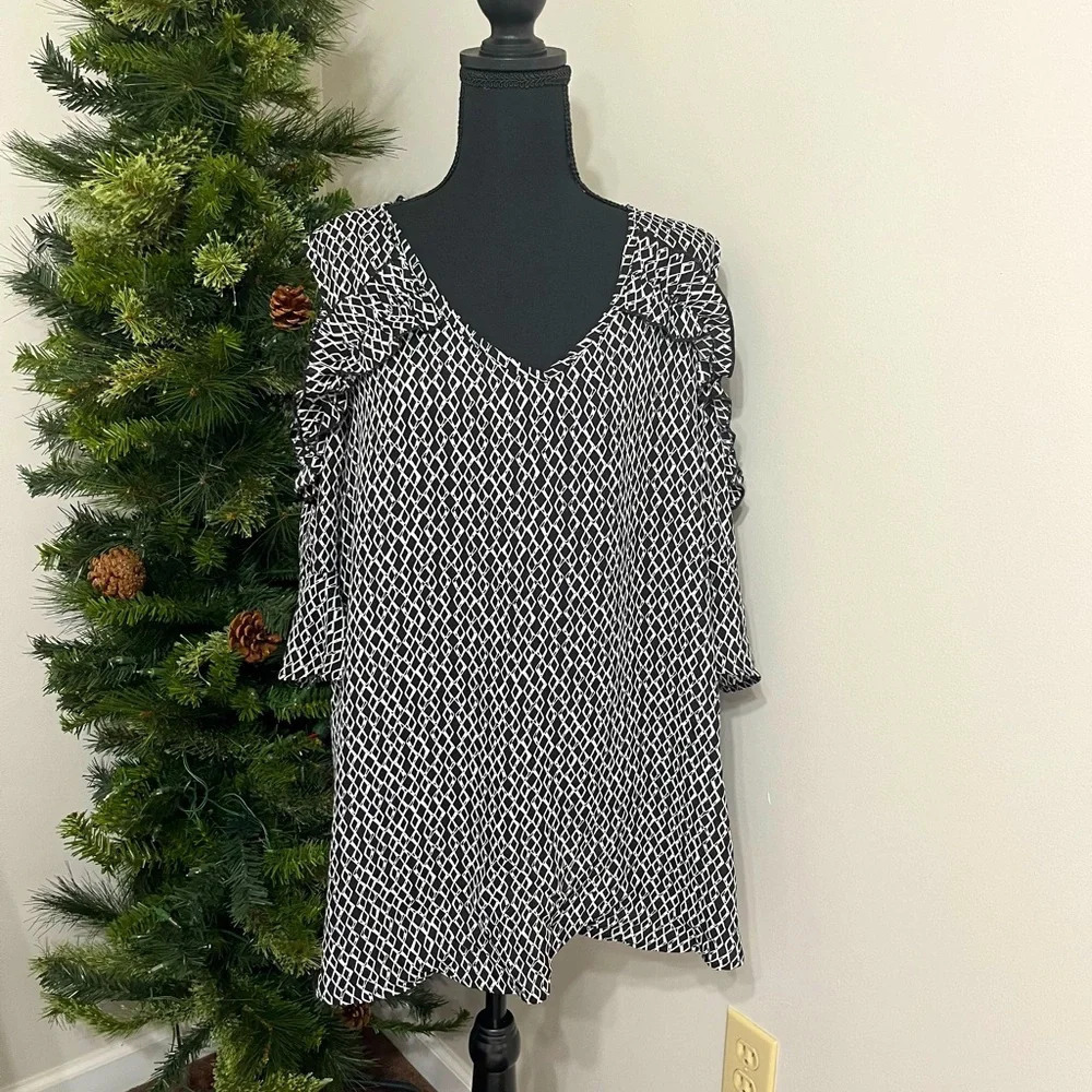 Cold shoulder black and white tunic, XL, gently loved